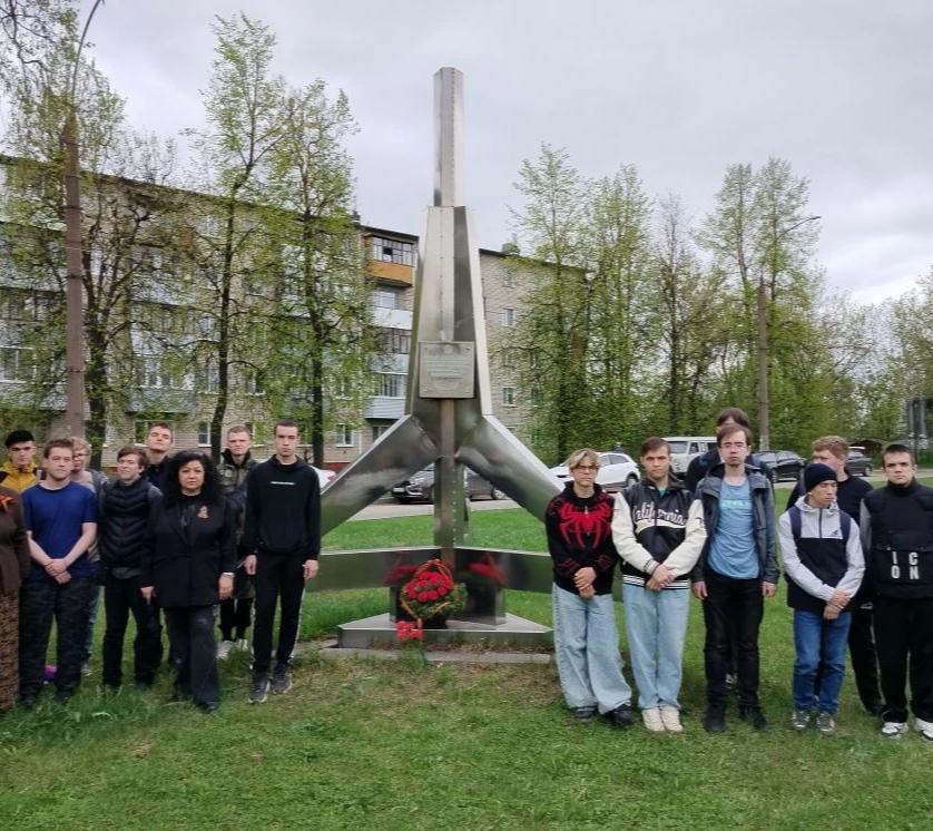 Возложение цветов к памятному знаку полку Нормандия-Неман