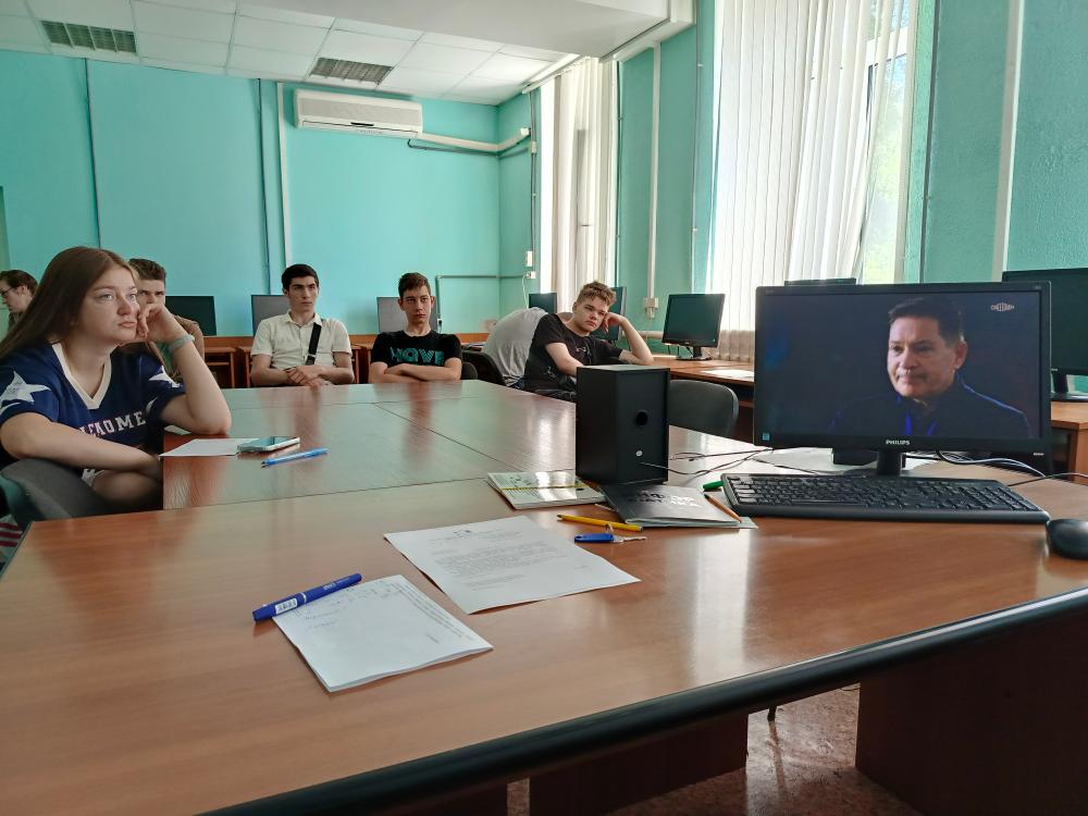 Просмотр фильма Предательство на 1 курсе