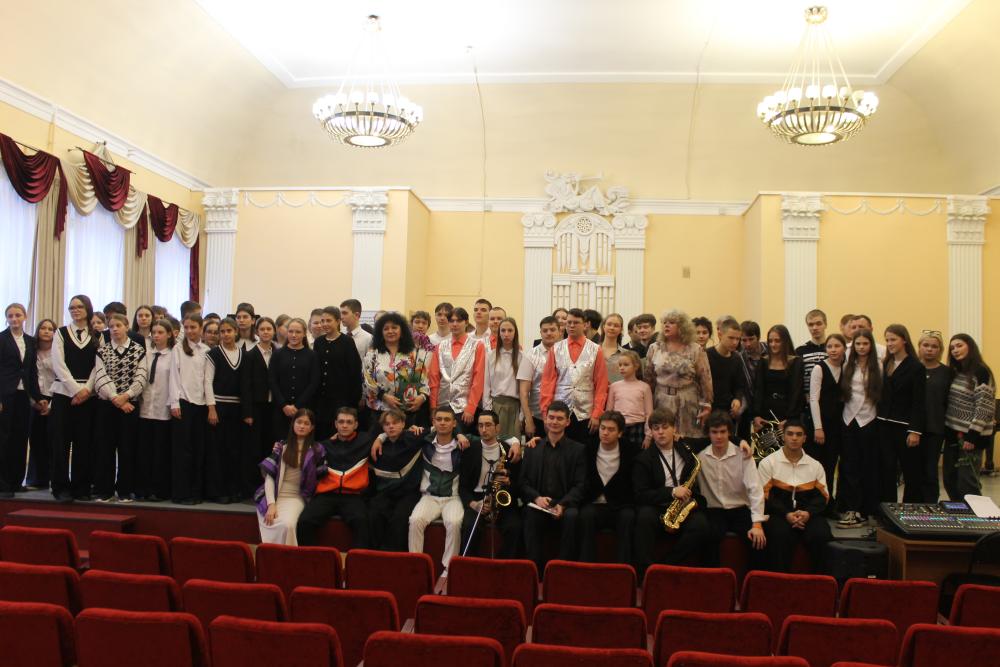 Выступление коллектива Половина на сцене музыкального училища